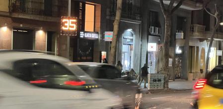Radar para controlar la velocidad en el entorno del colegio Sant Miquel de Barcelona, situado en la calle Muntaner con Rosselló