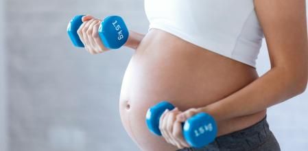 La actividad física ayuda a un mejor estado general de salud de la madre y reduce el riesgo de desarrollar complicaciones.