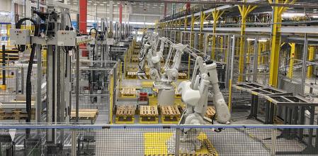 Brazos robóticos en la nave logística de Amazon en Plaza