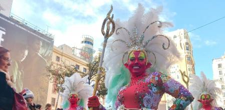 El Carnaval de Torrevieja trasladó a la Gran Vía madrileña su fiesta para conquistar a los turistas madrileños, para quienes este es su primer destino vacacional