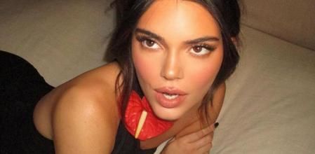 Kendall Jenner con el collar flor de Loewe