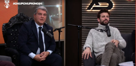 El presidente del Barcelona, Joan Laporta, junto al exjugador del Barça Gerard Piqué en el estudio de la Kings League