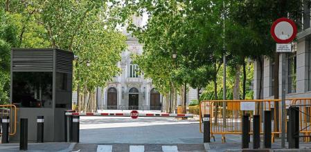 Tribunal Supremo puerta principal plaza Villa de Paris vista desde audiencia nacional de la calle genova en madrid