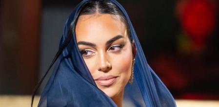 Georgina Rodríguez con su vestido de Ali Karoui en la alfombra roja de los Joy Awards 2023