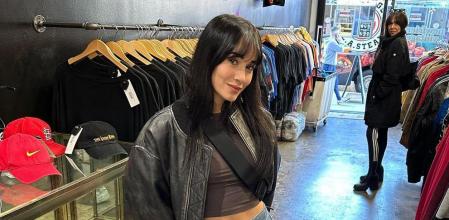 Aitana con su falda vaquera en una tienda de Los Ángeles
