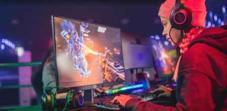 Una chica jugando a videojuegos en un PC