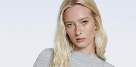 Falda de tablas en tejido polipiel de Stradivarius