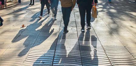 IMAGEN DE LOS PANOTS ( BALDOSAS) DE LAS RAMBLAS CON SU CARACTERISTA ONDULACIÓN QUE DATAN DE 1968 Y QUE SERAN RETIRADAS CON LA PRÓXIMA REMODELACIÓN DE DICHA RAMBLA