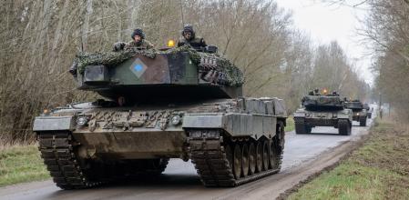 Biedrusko (Poland), 24/03/2014.- (FILE) - Polish soldiers in German-made 'Leopard 2' tanks advance at the Biedrusko Military training ground in Biedrusko, Western Poland, 24 March 2014 (reissued 23 January 2023). During a tour through the country, Polish Prime Minister Mateusz Morawiecki announced in Poznan on 23 January 2023, that Poland will 'formally ask Germany for permission to hand over some of its German-made Leopard 2 tanks to Ukraine', the Polish news agency PAP reported. (Alemania, Polonia, Ucrania) EFE/EPA/JAKUB KACZMARCZYK POLAND OUT *** Local Caption *** 51297006