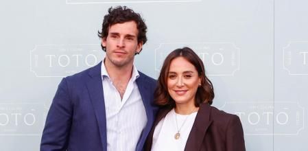 Posado de Tamara junto a su prometido)