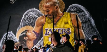 Mural de Kobe Bryant y su hija Gianna, fallecidos hace tres años en un accidente de helicóptero