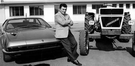 Ferruccio Lamborghini posa apoyado sobre uno de sus automóviles junto a un tractor fabricado por su compañía