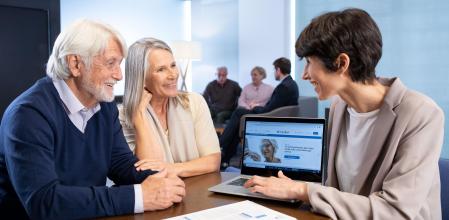 El servicio para los clientes sénior en los cajeros cuenta con un menú simplificado de operaciones, ‘CaixaFácil’, pensado para los clientes de más de 75 años poco familiarizados con las nuevas tecnologías