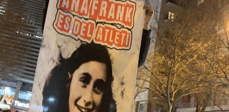 La lamentable pancarta que exhibieron miembros de 'Ultra Sur' en la previa del derbi copero del pasado jueves