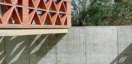 La sencillez de las construcciones populares mencionadas más arriba se manifiesta en esta obra de Antonio Cayuelas,