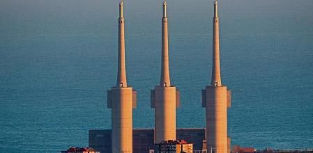 Imagen de atardecer de la central térmica de San Adrià, popularmente conocida como la térmica de las tres chimeneas,​ fue una instalación termoeléctrica de ciclo convencional situada en la orilla izquierda de la desembocadura del río Besós, en el término municipal de San Adrián de Besós. Constaba de tres grupos térmicos de 350 MW cada uno (San Adrián I, San Adrián II y San Adrián III). Propiedad de Fecsa-Endesa, estuvo operativa entre 1973 y 2011. Tras el desmantelamiento de la central, se han conservado la sala de turbinas y sus tres icónicas chimeneas, que actualmente son propiedad municipal y están en proceso de declaración de Bien Cultural de Interés Local.4​