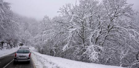 Un vehículo sube por la carretera N-625 al Puerto del Pontón de León, a 28 de enero de 2022, en el puerto del Pontón, León, Castilla y León (España). La provincia de León se encuentra en alerta por nevadas, que podrían alcanzar hasta los diez centímetros. Las temperaturas mínimas caerán hasta los seis grados bajo cero en toda la provincia y las máximas no superarán los siete grados a lo largo de todo el fin de semana. Asimismo, una veintena de carreteras de Castilla y León se encuentran condicionadas por la nieve.
28 ENERO 2023;PUERTO DE PONTON;NIEVE;INVIERNO;FRIO;TEMPORAL
Xuan Cueto / Europa Press
28/01/2023