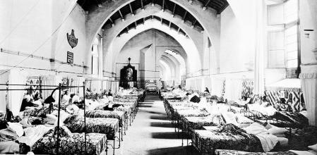 Pacientes en el antiguo hospital de la Santa Creu, actualmente sede de la Biblioteca de Catalunya