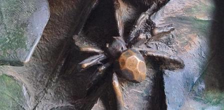 Detalles de la puerta creada por Etsuro Sotoo para la fachada del Nacimiento de la Sagrada Familia.