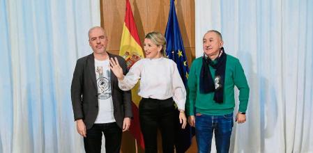 MADRID, 31/01/2023.- La vicepresidenta segunda del Gobierno y ministra de Trabajo, Yolanda Díaz, posa junto a los secretarios generales de UGT, Pepe Álvarez (d), y CCOO, Unai Sordo (i), en el marco de su reunión para intentar cerrar un acuerdo sobre la subida del salario mínimo interprofesional (SMI), este martes en el Ministerio de Trabajo. EFE/ Fernando Alvarado