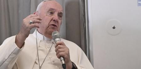 El Papa Francisco se encuentra con los periodistas durante una conferencia de prensa en el aire a bordo del avión con destino a Roma