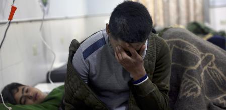 Las víctimas del terremoto reciben tratamiento en el Hospital al-Rahma en la ciudad de Darkush, provincia de Idlib, norte de Siria.