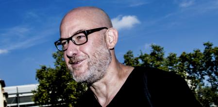 El patronat del Teatre Lliure es reuneix avui a les 12h per decidir q convocara un concurs public (obert internacionalment) ,despres de la renuncia voluntaria de Lluis Pasqual, montjuic ,barcelona
president Ramon Gomis de Barbarà
vicepresidència Joan Subirats Humet (ICUB - Ajuntament de Barcelona), Maria Dolors Portús i Vinyeta (Departament de Cultura - Generalitat de Catalunya), Amaya de Miguel (INAEM - Ministerio de Educación, Cultura y Deporte) i Oriol Lladó i Esteller (Diputació de Barcelona)
secretari no patró Tomás Segura Andrés
vocals Frederic Amat Noguera, Pere Arquillué Cortadella, Bárbara Bautista Molina (Associació d’Espectadors del Teatre Lliure), Joan-Anton Benach, Jordi Bosch i Palacios, Josep Caminal i Badia, Àlex Casanovas Hernández (Associació d'Actors i Directors Professionals de Catalunya) Imma Colomer Marcet, Antoni Dalmau i Ribalta, Joan Font i Pujol, Guillem-Jordi Graells i Andreu, Esteve León Aguilera, Jordi Maluquer Bonet, Roser Marcé i Mata, Maria Martínez Vendrell, Miquel Molins i Nubiola, Fermí Reixach i Garcia, Àlex Rigola Montés, Esther Ros Roca (La Lleialtat SCCL), Rosa Maria Sardà i Tàmaro, Jordi Sellas i Ferrés, Antoni Sevilla i Gibert, Anna Veiga Lluch
a l imatge, alex rigola (ex director teatre lliure) arribant a la reunio