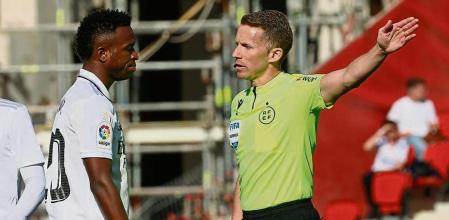 PALMA DE MALLORCA, 05/02/2023.- El árbitro Alejandro Hernández Hernández conversa con el delantero del Real Madrid Vinicius Jr (c) durante el Partido de La Liga que juegan el Mallorca y el Real Madrid en el estadio de Son Moix.- EFE/CATI CLADERA