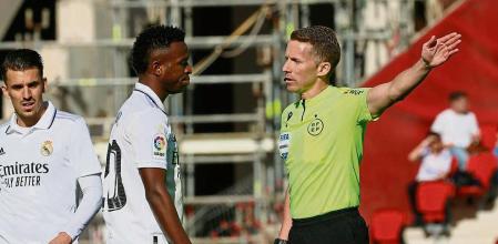 PALMA DE MALLORCA, 05/02/2023.- El árbitro Alejandro Hernández Hernández conversa con el delantero del Real Madrid Vinicius Jr (c) durante el Partido de La Liga que juegan el Mallorca y el Real Madrid en el estadio de Son Moix.- EFE/CATI CLADERA