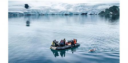 La nadadora Bárbara Hernández completó la travesía de 2,5 km con aguas a 2,2 grados bajo cero, con el apoyo de los equipos del proyecto ambiental  .