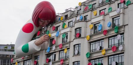 Una escultura inflable de Yayoi Kusama reina en el tejado del cuartel general de Louis Vuitton en los Campos Elíseos de París

e is displayed on the top of the Louis Vuitton's Champs Elysees store, on January 12, 2023 in Paris, France. This Year the French Fashion house has launch a second collaboration with Yayoi Kusama.The first one was in 2012. The Yayoi Kusama x Louis Vuitton collection are now available in all Louis Vuitton's Stores Worldwide. (Photo by Edward Berthelot/Getty Images)