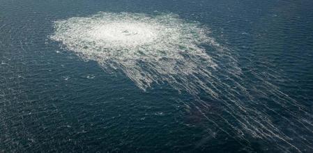 Fuga de gas en el Mar Báltico del Nord Stream fotografiada desde un avión el 27 de septiembre de 2022. Se informó una cuarta fuga en las tuberías de Nord Stream en el sur de Suecia. Antes se habían reportado otras tres fugas en los dos oleoductos submarinos que van desde Rusia a Alemania.