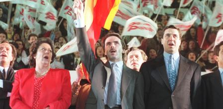 Rita Barberá, José María Aznar y Eduardo Zaplana en el mitin de Mestalla de 1996
