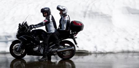 Es importante abrigarse bien en moto cuando hace frío en invierno