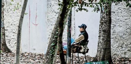 foto XAVIER CERVERA 12/01/2023 Fora de la fundació Vila Matas, a Can Framis (fundacio vila casas) al Poblenou, Bacelona, hi han 5 tendes de campanya de persones sense sostre i als laterals tres més. Al pati hi ha una exposició de fotos grans de veïns del barri (ARTE CONTEMPORÁNEO - EXPOSICIONES - EXPOSICIONES TEMPORALES DE ARTE CONTEMPORÁNEO ELISAVA: Poblenou en Pantalla) si es pogués relacionar alguna foto amb les tendes