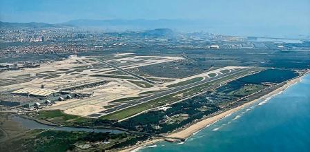 foto XAVIER CERVERA 16/04/2022 un avion d airbus propiedad de Vueling despega (dsd lado suroeste) hacia Londres dsd la T1 (terminal nueva) del aerport d el prat de llobregat BCN barcelona ,se observa la zona natural del delta del llobregat, asi como el remolar i filipines como el mar mediterraneo ,y algo (cada vez menos) de playa