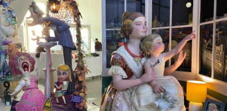 Carlos Carsí firma el 'ninot' de la falla L'Antiga de Campanar, uno de los que juega con muchas posibilidades de conseguir el indulto del fuego