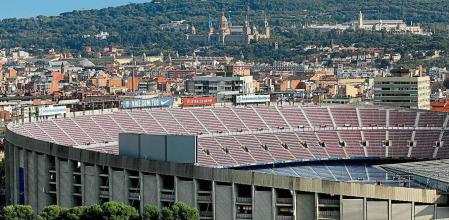 foto XAVIER CERVERA 13/10/2021 el camp nou (y parte de su tercera graderia) estadio del fcbarcelona (dsd campus nord) con pinos del cementerio de les corts en primer termino y edificios pisos viviendas del eixample en segundo termino, y palau nacional y estadi olimpic, en montjuic, al fondo