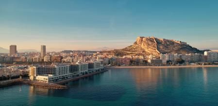panorámica de la ciudad de alicante vista desde el mar