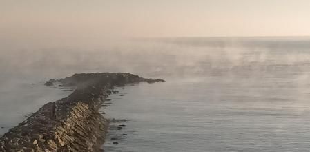 Humo ártico en el mar en Sant Martí d'Empúries.