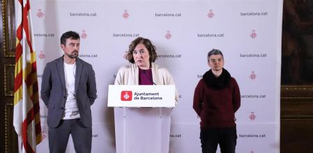 L'alcaldessa de Barcelona, Ada Colau, amb els regidors Lucía Martín i Marc Serra.