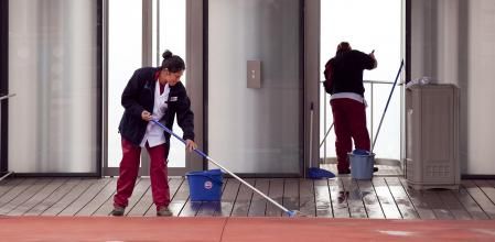 Dos trabajadoras de la limpieza en un parque de atracciones