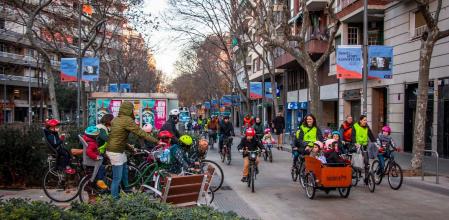 El Bicibús se ha establecido como algo habitual este 2023 en muchas zonas escolares de Barcelona.