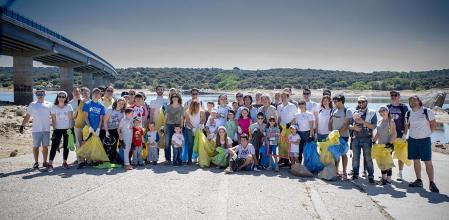 Participantes en una de las acciones del proyecto Libera de retirada y análisis de basura vertida en la naturaleza  .