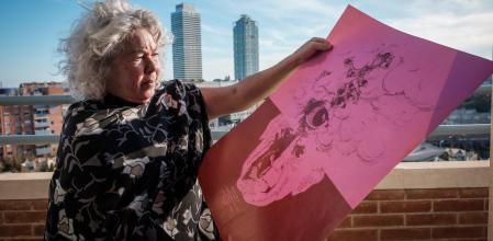 Hilda Bencomo, propietaria de la Col·lecció Jordi Costa del Taller de Picasso de Barcelona, muestra los carteles de homenaje a Picasso realizados en 1971 y 1972.