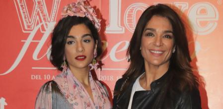 Raquel Bollo con su hija Alma Cortés durante la pasarela 'We Love Flamenco' de Sevilla