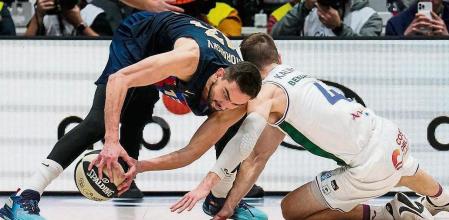 BADALONA (BARCELONA), 16/02/2023.- El escolta del Barça Tomas Satoransky (i) lucha con Tyler Kalinoski, de Unicaja, durante el partido correspondiente a cuartos de final de la Copa del Rey de baloncesto que Barça y Unicaja Málaga disputan este jueves en el Palau Municipal d'Esports de Badalona. EFE/ Enric Fontcuberta Satoransky (i) ,Kalinoski