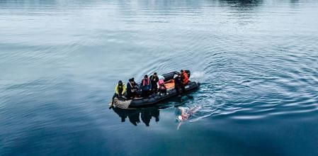 Bárbara Hernández durante su travesía a nado por la Antártida, cerca de la isla de Greenwich, el pasado 5 de febrero