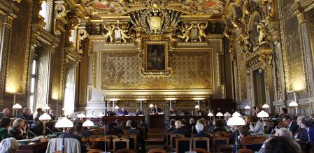 People attend on October 24, 2013 a ceremony marking the 130th anniversary of the Conseil superieur de la magistrature (High Judicial Council) at the Court of Cassation (France's highest appeal court) in Paris. AFP PHOTO / THOMAS SAMSON (Photo by Thomas SAMSON / AFP)