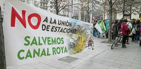 ZARAGOZA, 14/02/2023.- Decenas de personas han protestado hoy en Zaragoza contra el proyecto de unión de las estaciones de esquí de Astún y Formigal firmado esta mañana entre el Gobierno de Aragón, la Diputación Provincial de Huesca y el director gerente de la estación de Astún. El proyecto unirá las dos estaciones con una telecabina que atravesará el valle de la Canal Roya. EFE/Javier Cebollada